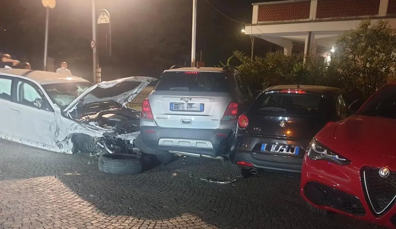Boato nella notte in via Alghisi: BMW lanciata a tutta velocità falcia le auto in sosta