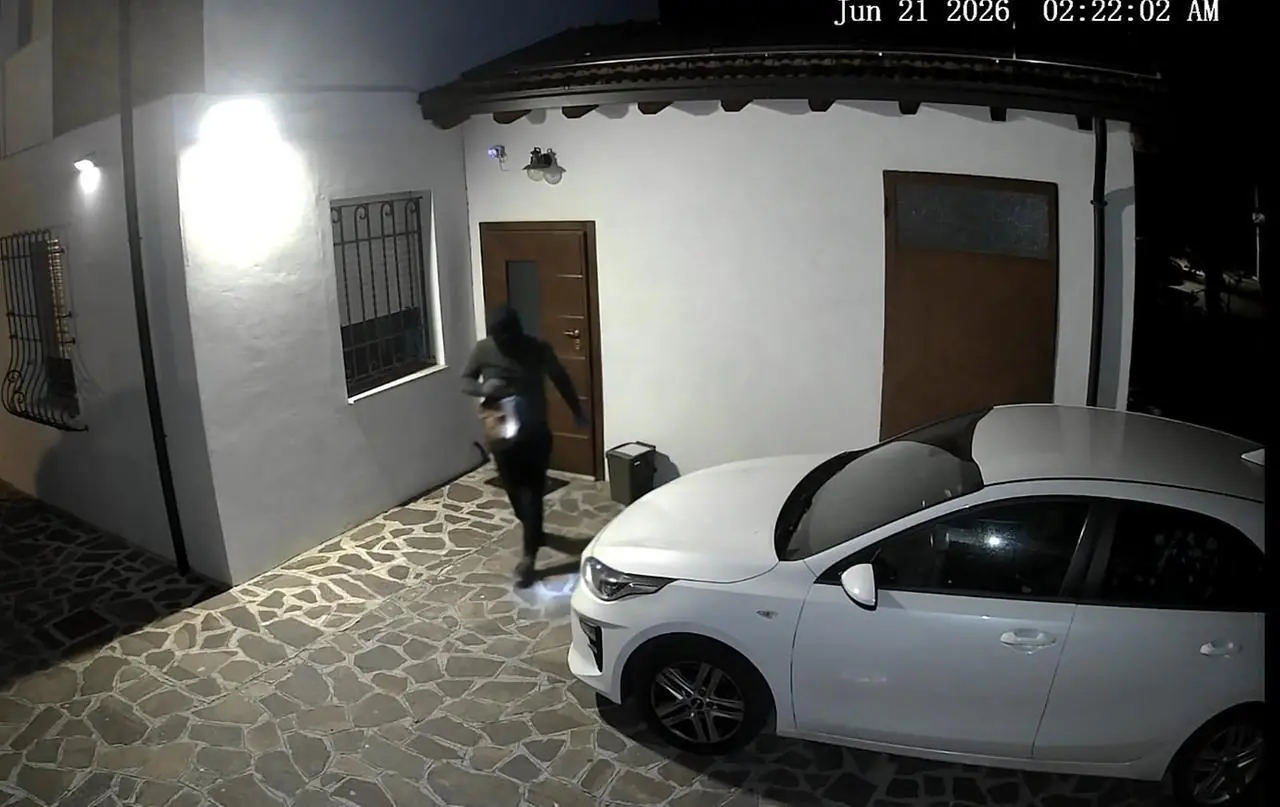 Passamontagna e notte fonda: il ladro di Cortile che spaventa lo stradello Ascari