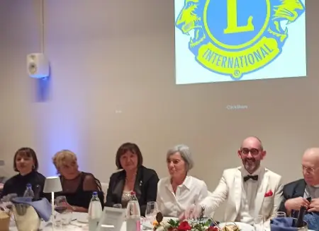 Poltrone per i genitori, aceti balsamici all'asta e un po' di dialetto carpigiano: i Lions fanno il pieno di umanità