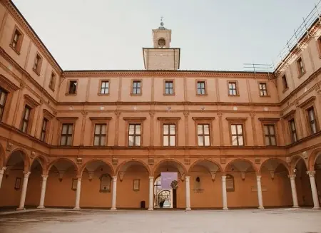 Una cena sotto le stelle di Palazzo Pio: i Lions di Carpi brindano alla solidarietà con le poltrone per i genitori in corsia