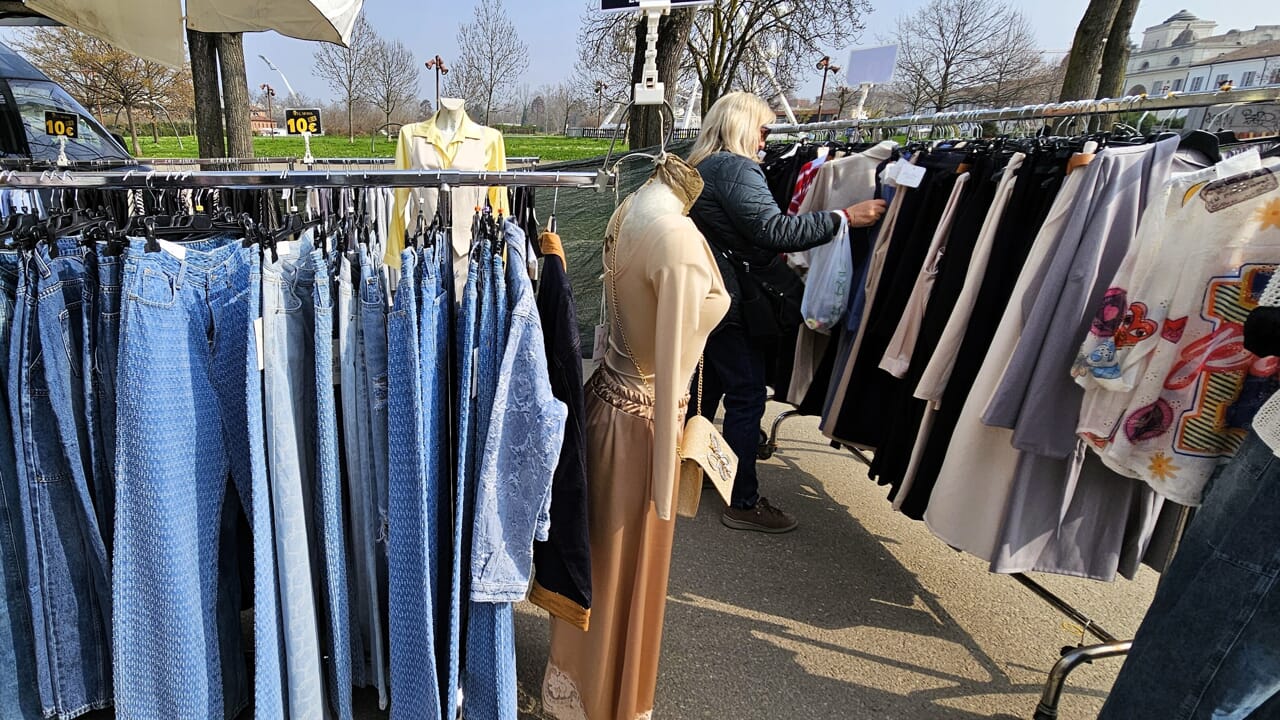 Mercato Primaverile al Novi Sad: Shopping all'Aria Aperta a Modena