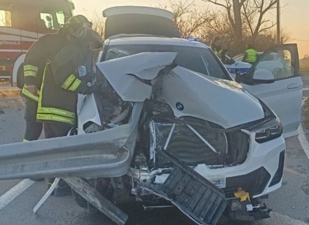 Miracolo sulla Statale Romana Nord: guardrail trafigge un BMW, conducente salvo per un soffio