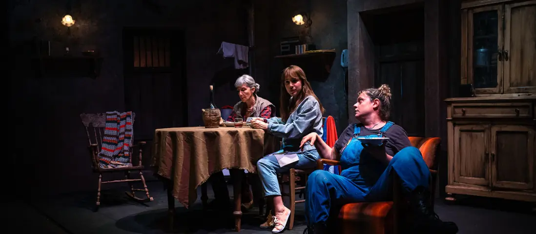 Tre donne, un paese di pescatori e una dark comedy: Carrozzeria Orfeo al Comunale