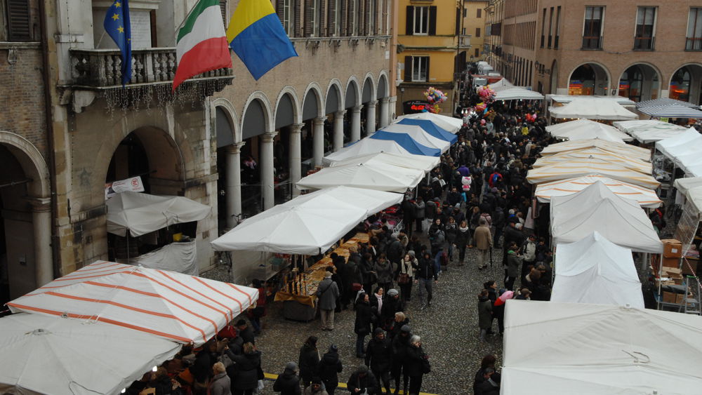Modena si veste di tradizione: 400 bancarelle per Sant'Antonio