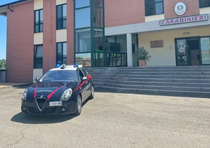 Tre coltellate all'addome dopo cinque anni di botte e minacce: arrestato a Novi