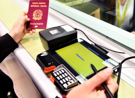 Passaporti alle Poste: quando la burocrazia si fa più vicina