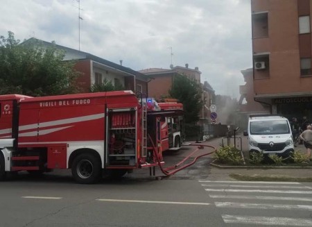 Paura in via Grandi: fumo e odore di plastica bruciata mobilitano i soccorsi
