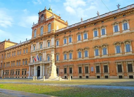 Quando la storia fa polemica: il Circolo Menotti di Carpi insorge contro una targa "revisionista"