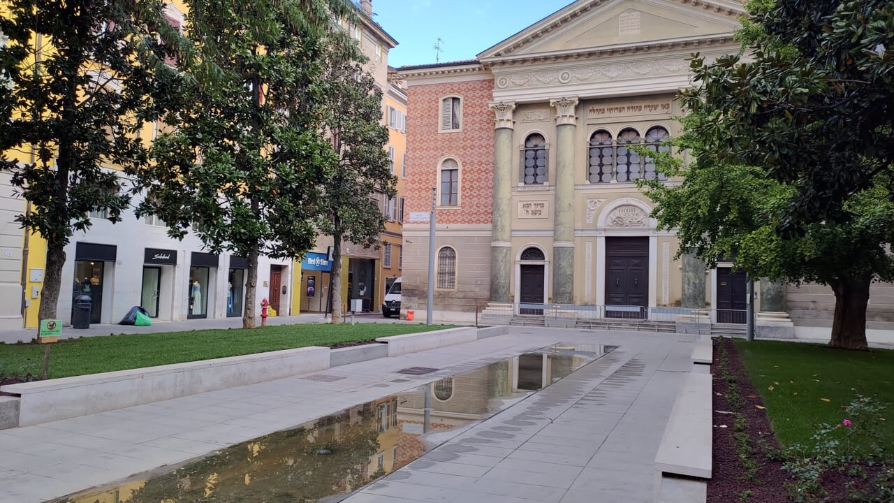Quando Modena si Veste da Star: La Moda Invade Piazza Mazzini!