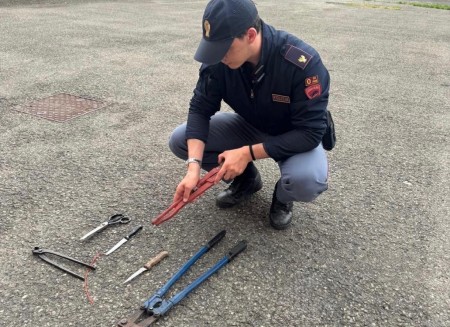 Quasi mezzanotte a Carpi: un lucchetto tranciato e un 46enne in manette sul ciglio della Statale Motta