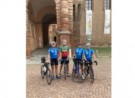 Quattro olandesi in bicicletta trasformano Carpi in una tappa del gran tour