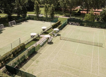 Racchette che volano e passioni che non conoscono età: il tennis carpigiano scalda i motori