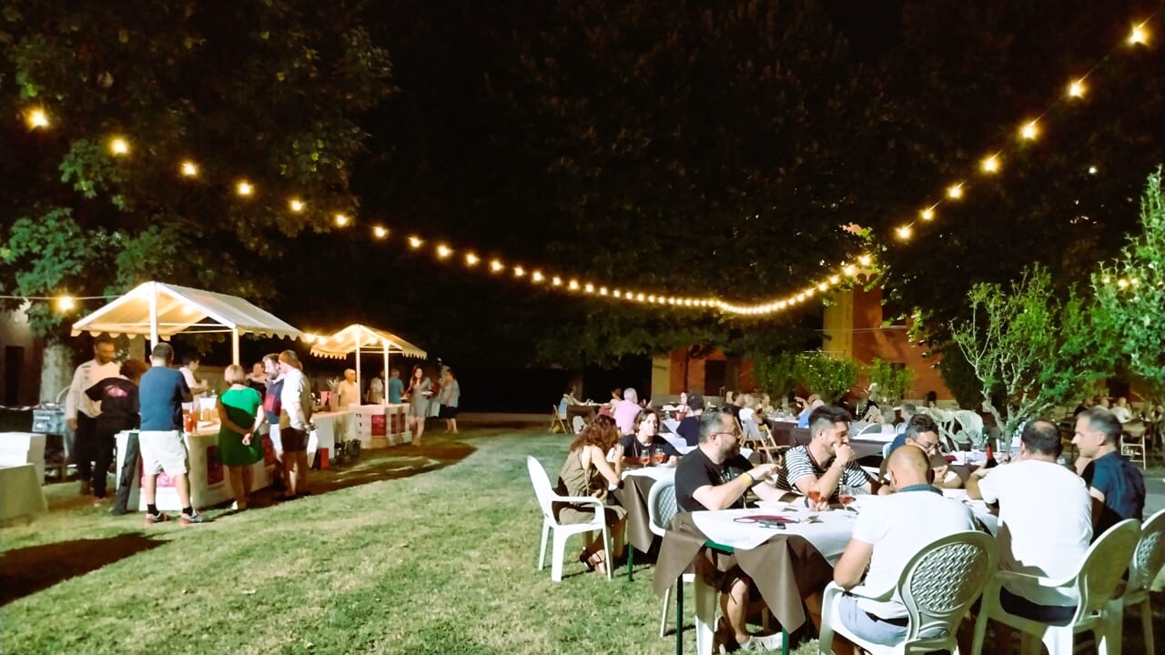 Rosso Rubino compie 19 anni e allunga la festa: il Lambrusco di Sorbara invade maggio (e non solo giugno)