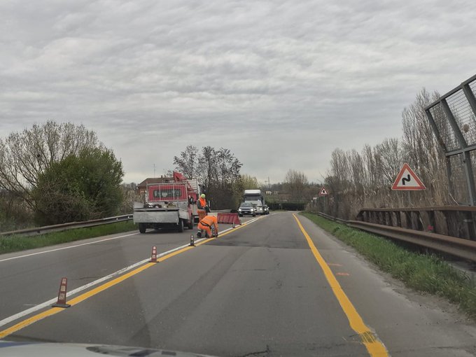 Senso unico alternato in Via Guastalla: partito il cantiere, traffico regolato da semaforo mobile