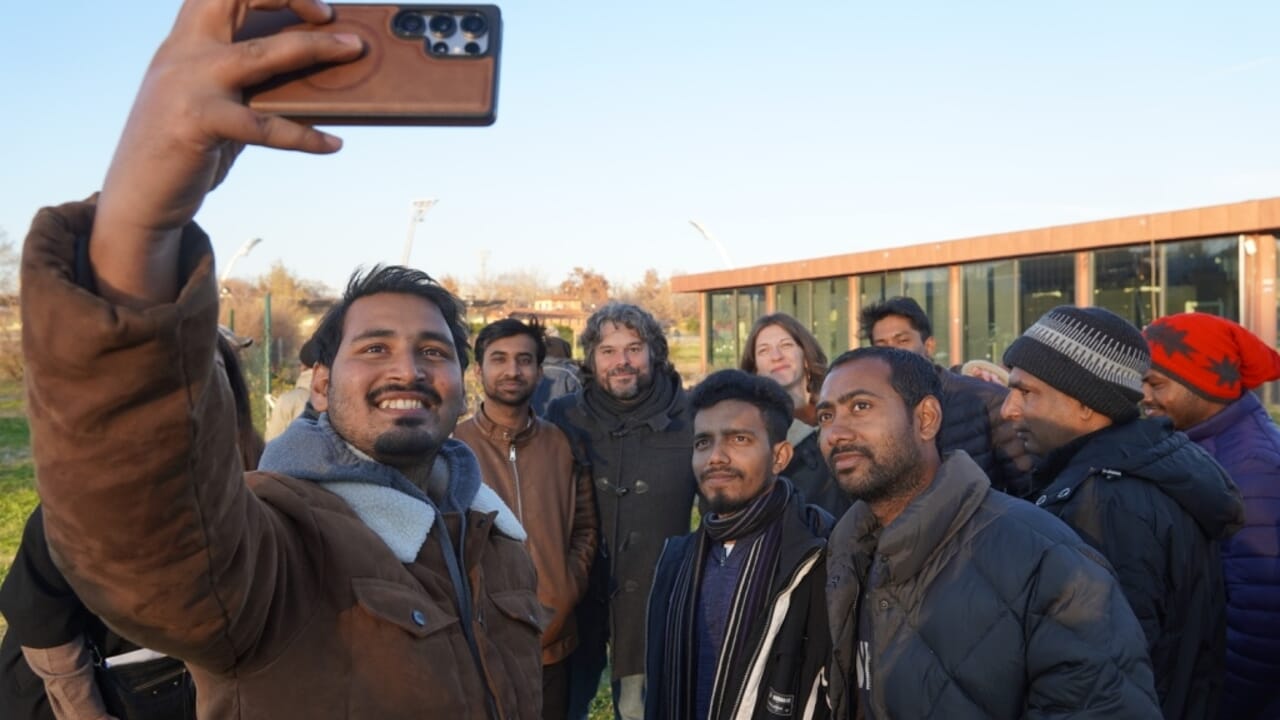 Sguardi che raccontano: giovani rifugiati fotografano Modena