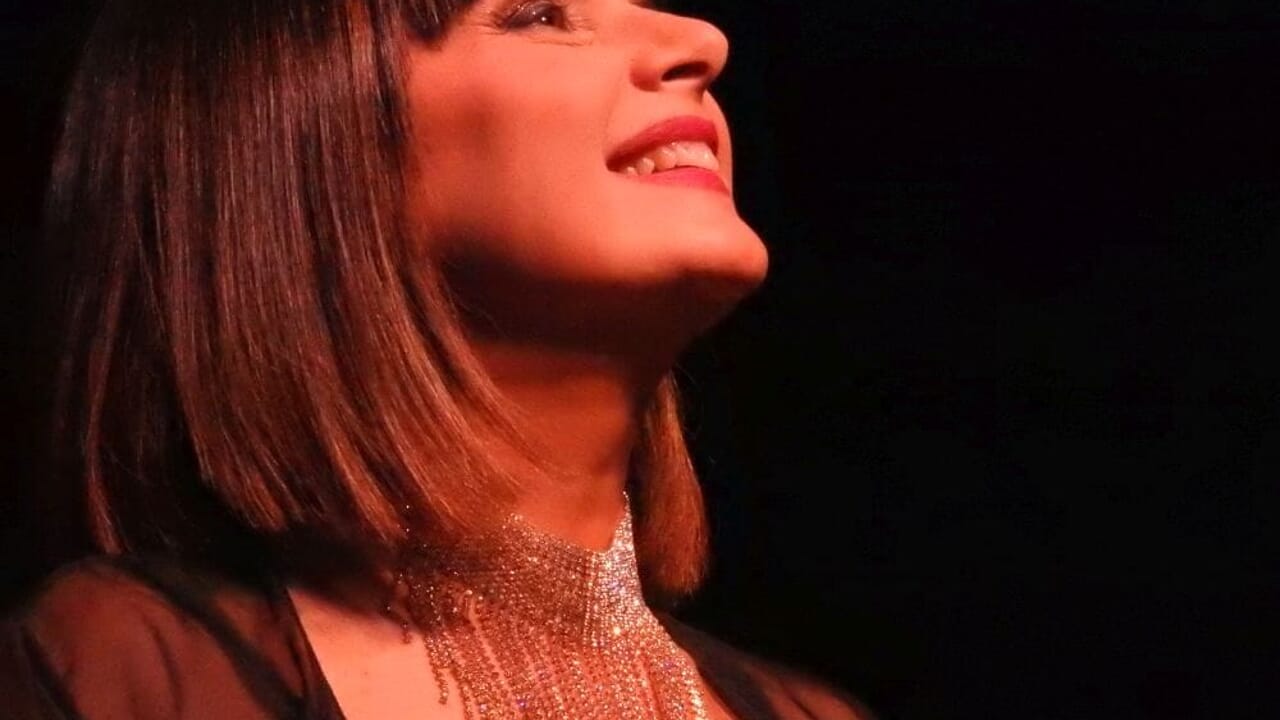 Silvia Mezzanotte omaggia Mina al Teatro Storchi: un incontro di anime