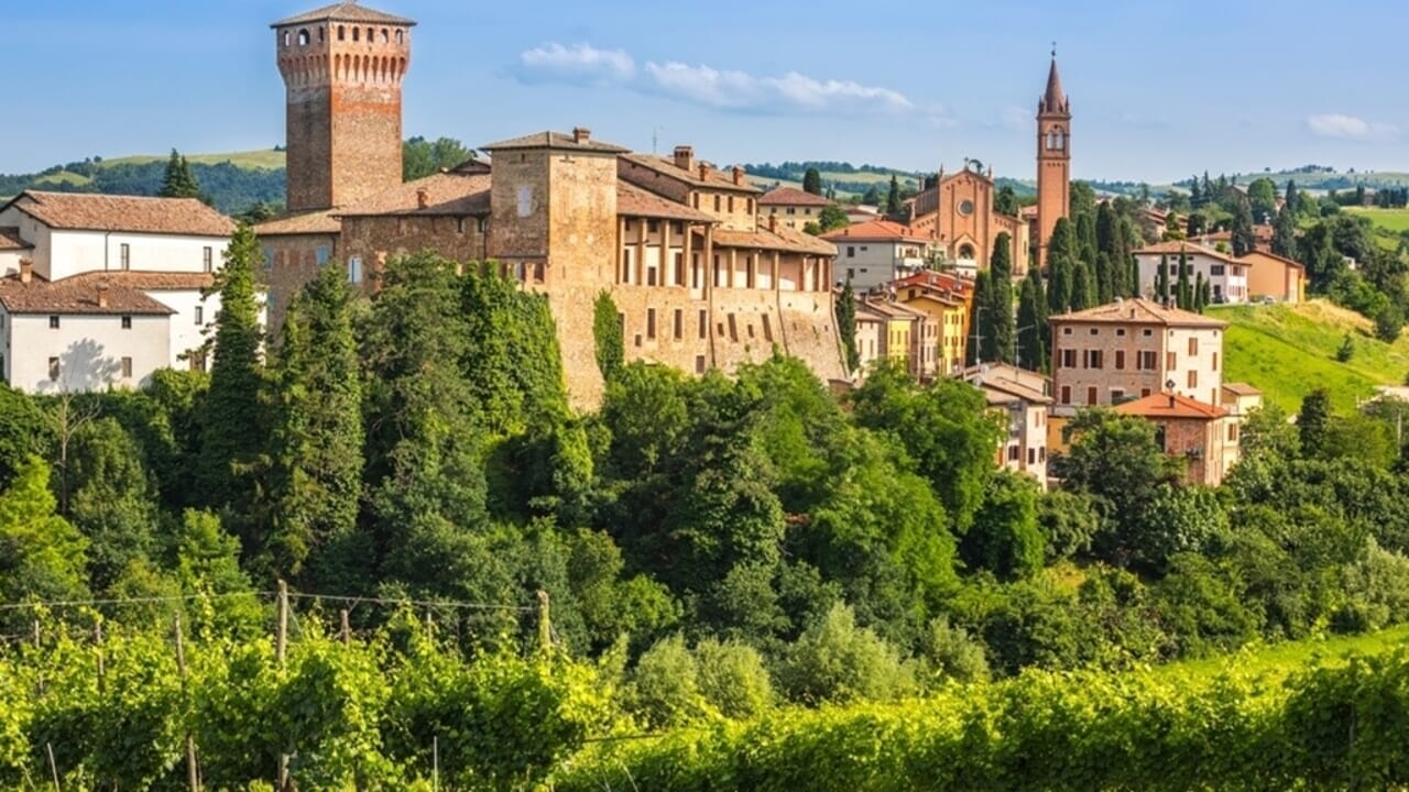 Sotto le volte del Castello di Levizzano Rangone: domenica 24 maggio si apre un viaggio tra storia, vino e gallerie sotterranee