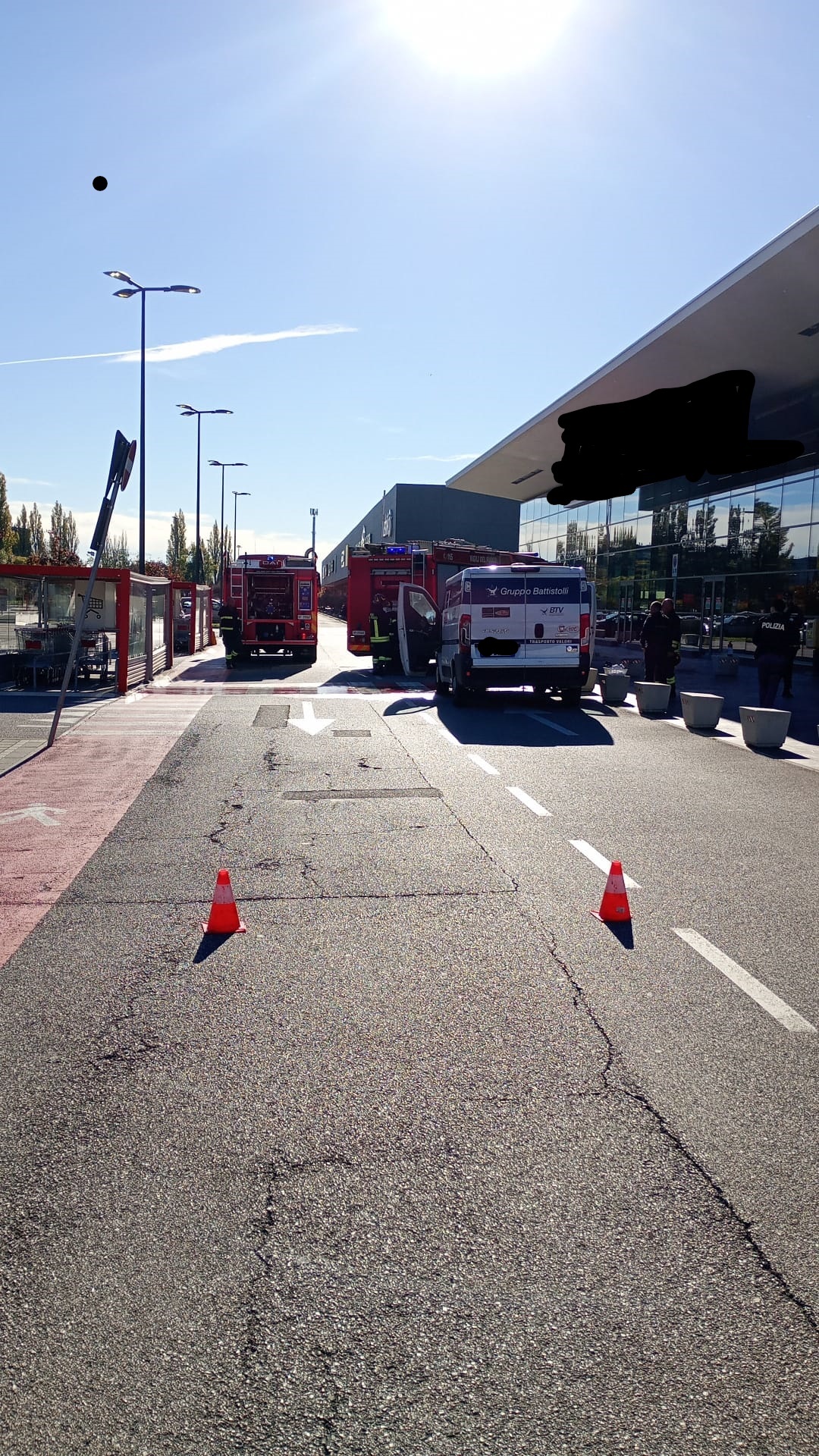 Strada bloccata per auto in fiamme: intervento in corso in via dell'Integrazione