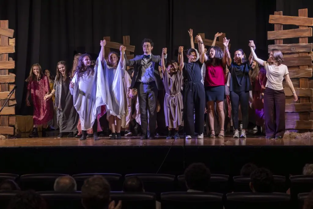 Sul palco dell'Eden, il Boccaccio torna a far ridere e riflettere: i ragazzi della Focherini conquistano Carpi