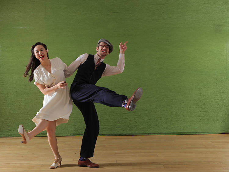Swing natalizio in corso Roma: i Babbi Natale invadono il centro