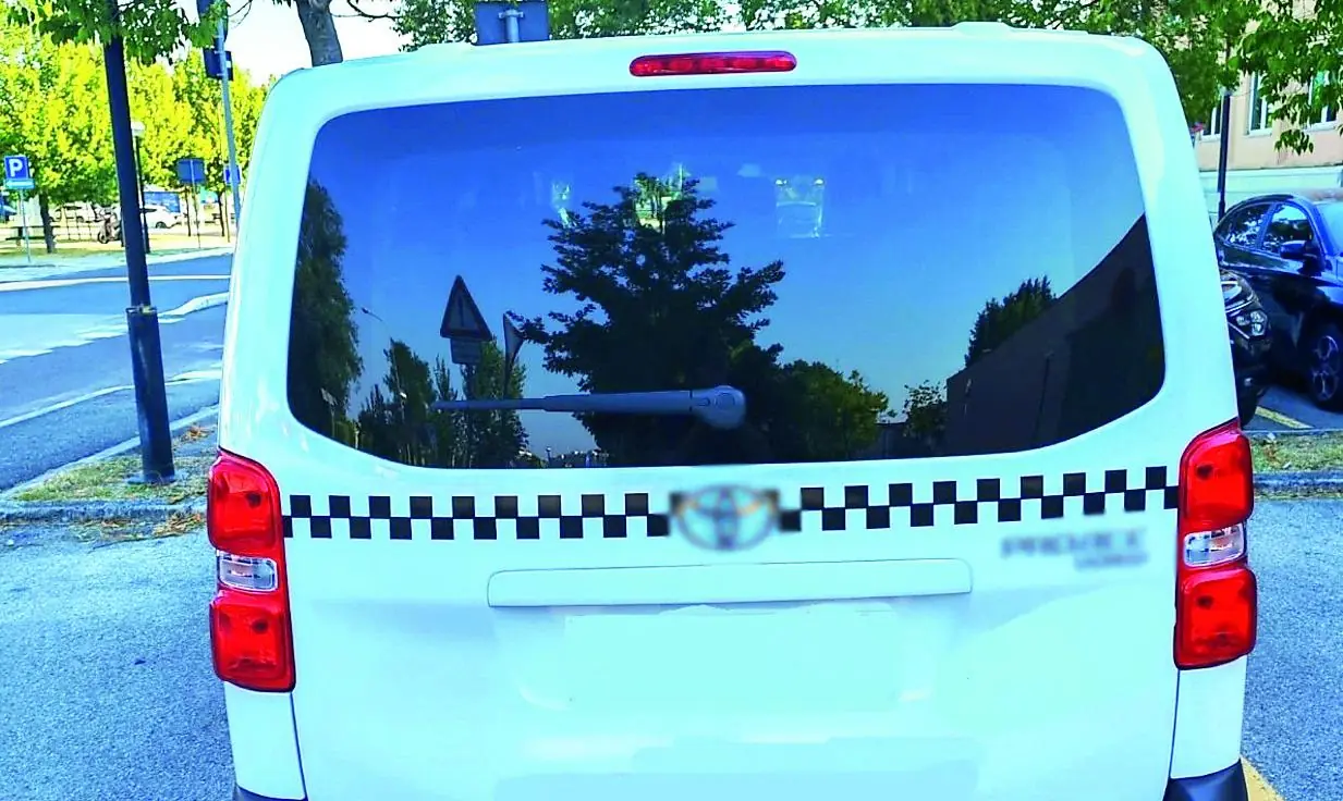 Il taxi "fantasma" di Carpi che giocava a fare il crocerista: patente ritirata e auto sequestrata