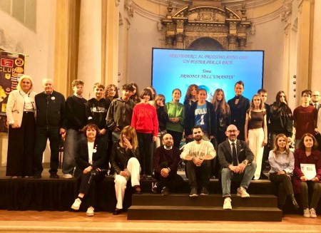 Trecento ragazzi, un foglio bianco e una parola difficile: la Pace. Carpi premia i suoi piccoli artisti