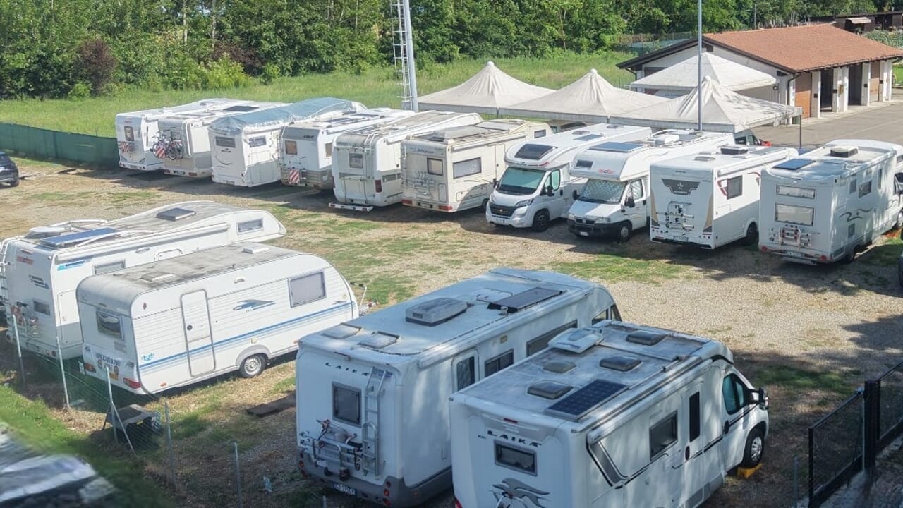 Trenta camper, due ruote e un sogno: Fiorano Modenese si trasforma nel porto dei naviganti su quattro ruote