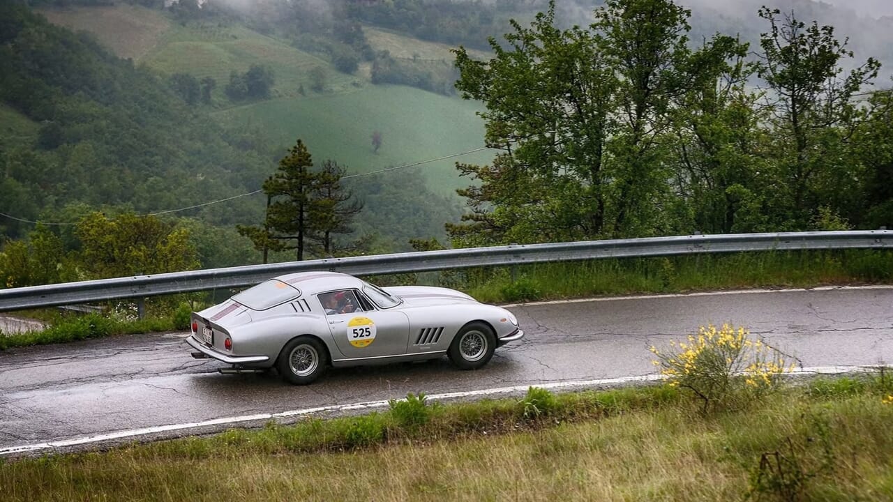 Trentatré Ferrari d'epoca in parata a Maranello: il Legacy Tour celebra i 60 anni della 275 GTB4