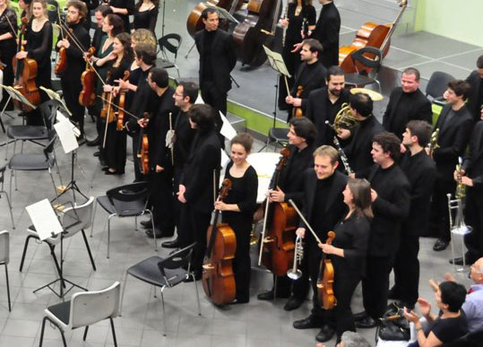 Un abbraccio lungo tredici anni: Spira Mirabilis torna a casa nel Teatro del Popolo