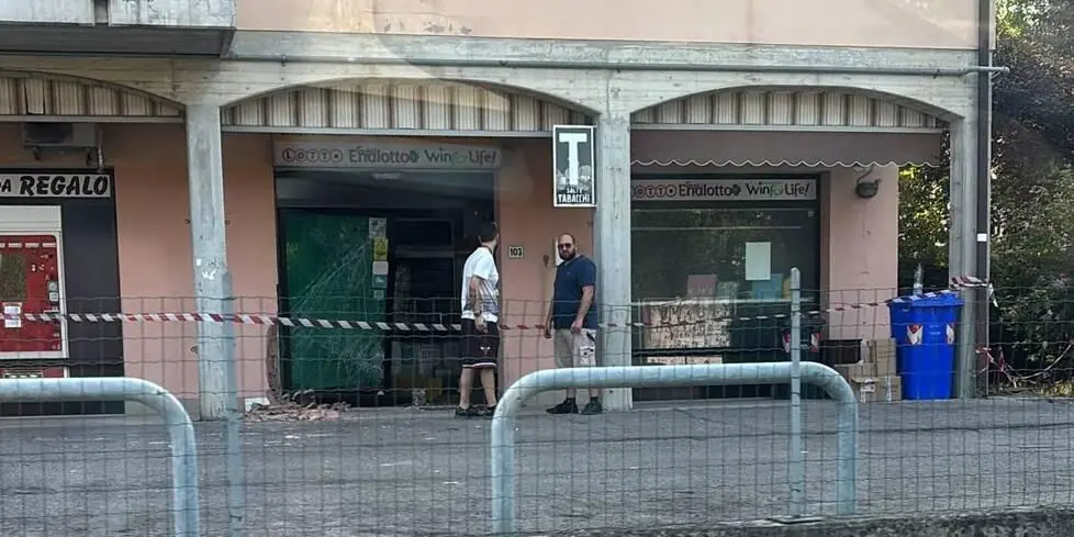 Un'auto come ariete, tre tabaccherie nel mirino: notte di paura nella Bassa