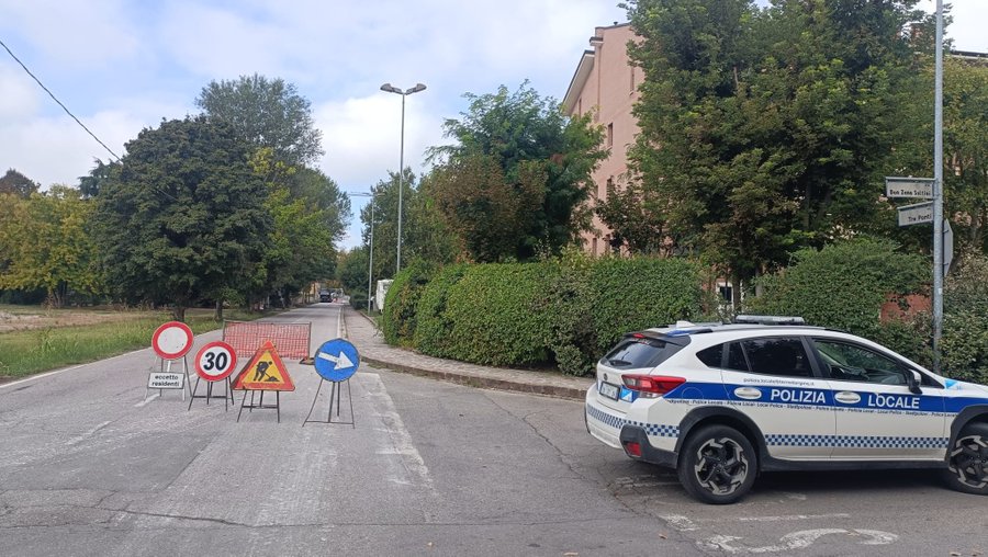 Via Tre Ponti chiusa per rottura idrica, traffico deviato su Don Zeno Saltini