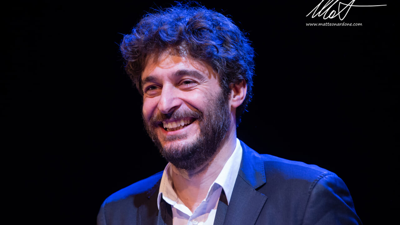 Vignola accende i riflettori: Lino Guanciale apre la nuova stagione teatrale al Fabbri