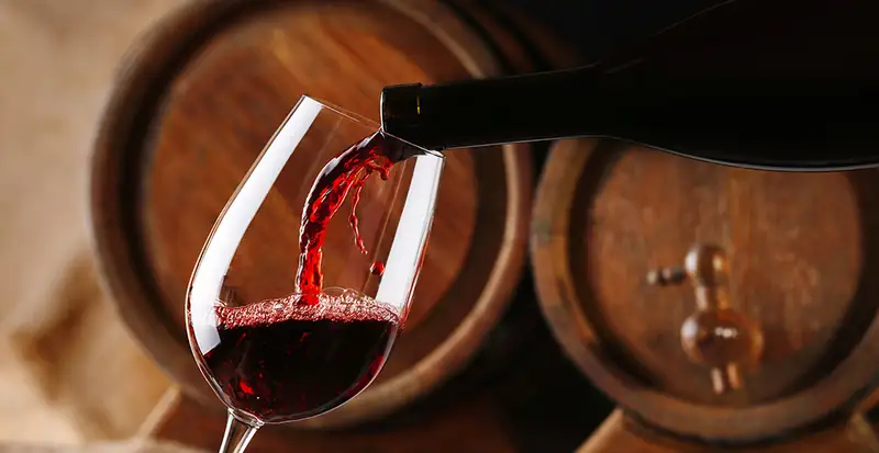 La bolla rossa che si sgonfia: anatomia della crisi del Lambrusco