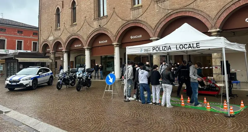 Pioggia battente, ma la piazza non si ferma: a Carpi studenti e forze dell'ordine insieme per la sicurezza