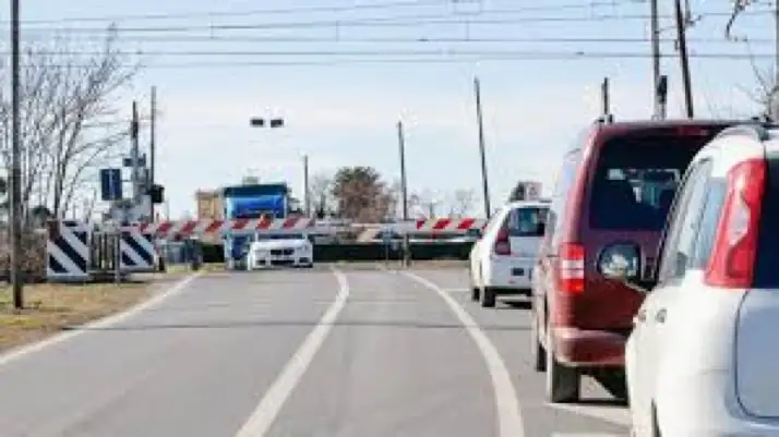 Traffico in tilt tra Carpi e Rolo per guasto ferroviario: code ai passaggi a livello