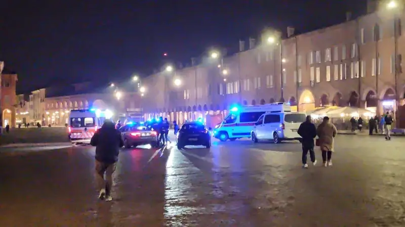 Aggressione in Piazza Martiri: due agenti feriti, interviene un cittadino