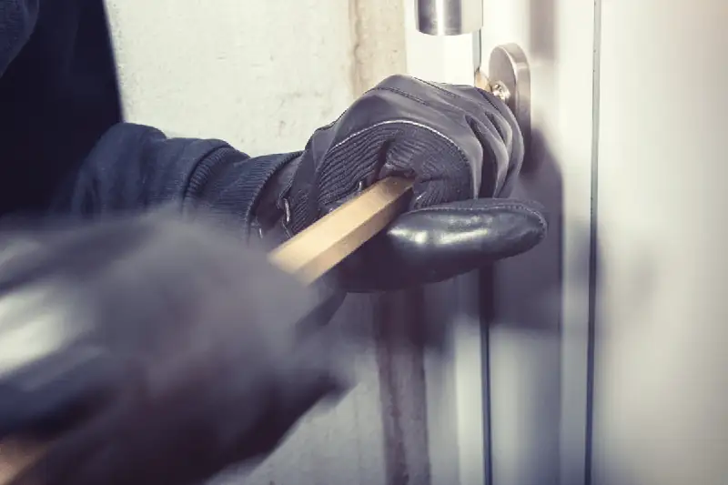 Li studiava da giorni come un'ombra: il ladro professionista svuota casa in zona Ramazzini a Carpi