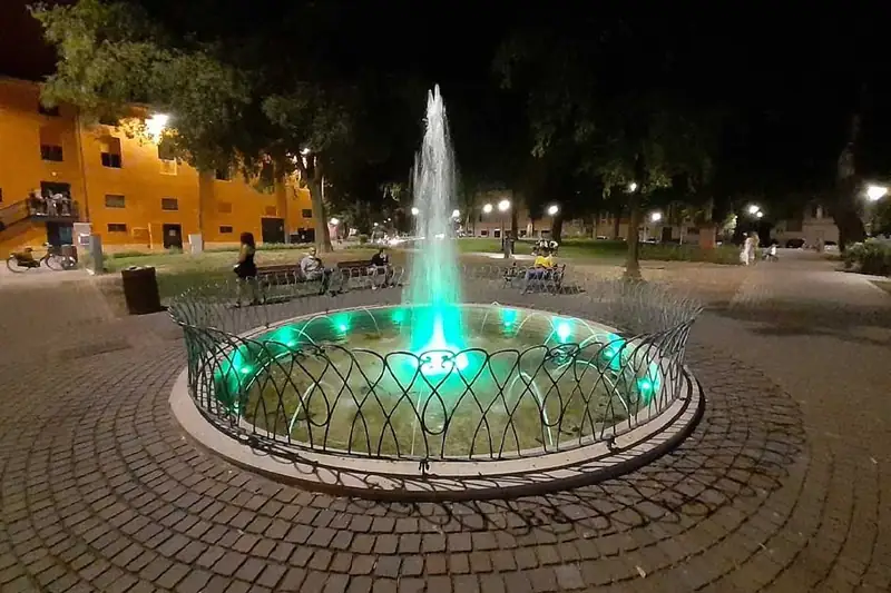 Verde per la celiachia, viola per il lupus: la fontana di Carpi si tinge di salute