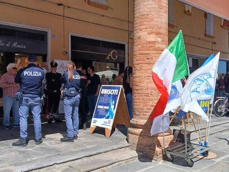 Banchetto della Lega sulla remigrazione davanti al Municipio, una decina di attivisti di Carpi antifascista in piazza a protestare