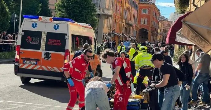 Modena, auto sulla folla in centro: almeno dieci feriti, una donna perde le gambe. L'autore accoltella un passante prima di essere bloccato