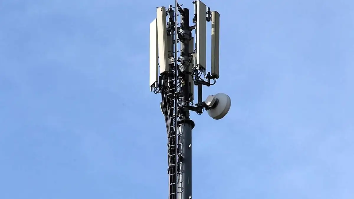 L'antenna Iliad cambia indirizzo: da piazzale don Venturelli all'area verde di via Sigonio