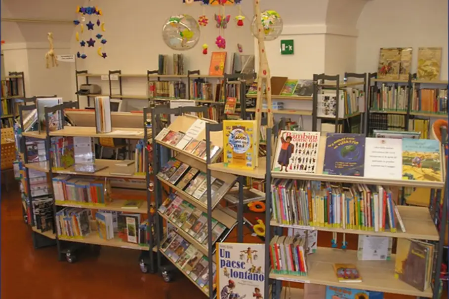 Caldo anomalo a Carpi: il Castello dei ragazzi cambia orari fino al 30 giugno, i pomeriggi si spostano alla Biblioteca Loria