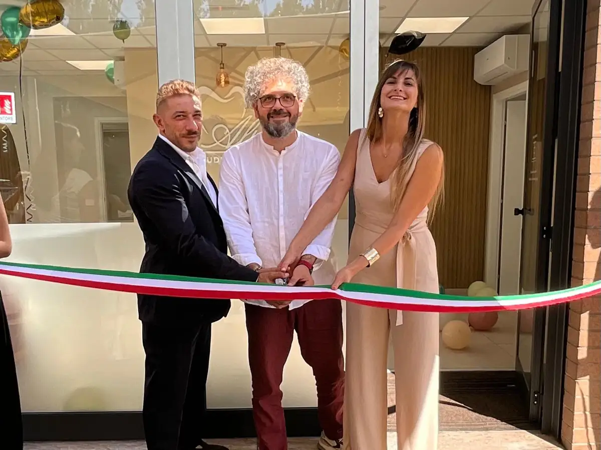 Taglio del nastro in via Donati: inaugurato lo Studio Dentistico Alpha, il sindaco Righi porta il saluto della città