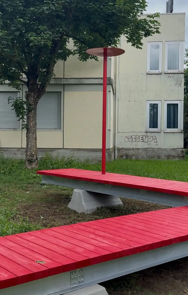 Tavoli rossi, totem e bacheche: il polo scolastico di Carpi si trasforma con il progetto Campus