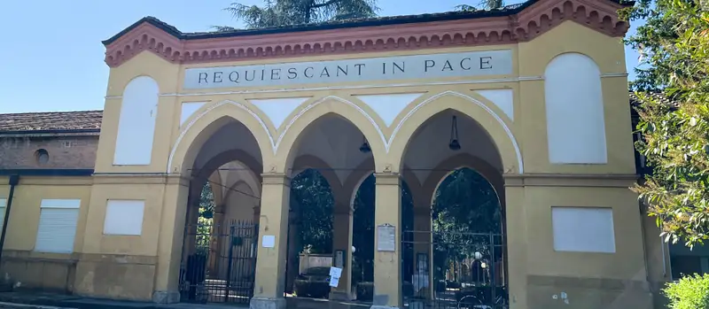 Sicurezza nei cimiteri di Carpi: il Consiglio comunale approva all'unanimità videosorveglianza e maggiori controlli