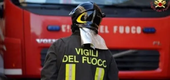 Fiamme nei sotterranei di via Lincoln: evacuati 15 scantinati