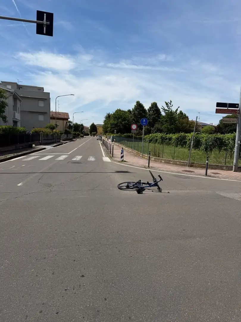 A Fossoli un ragazzo in bici viene investito e lasciato a terra: si cerca testimone