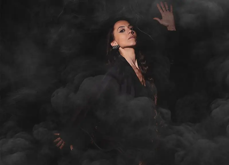 Giulia Tosoni lancia "smoking nero": il singolo che nasce dalle crepe dell'anima