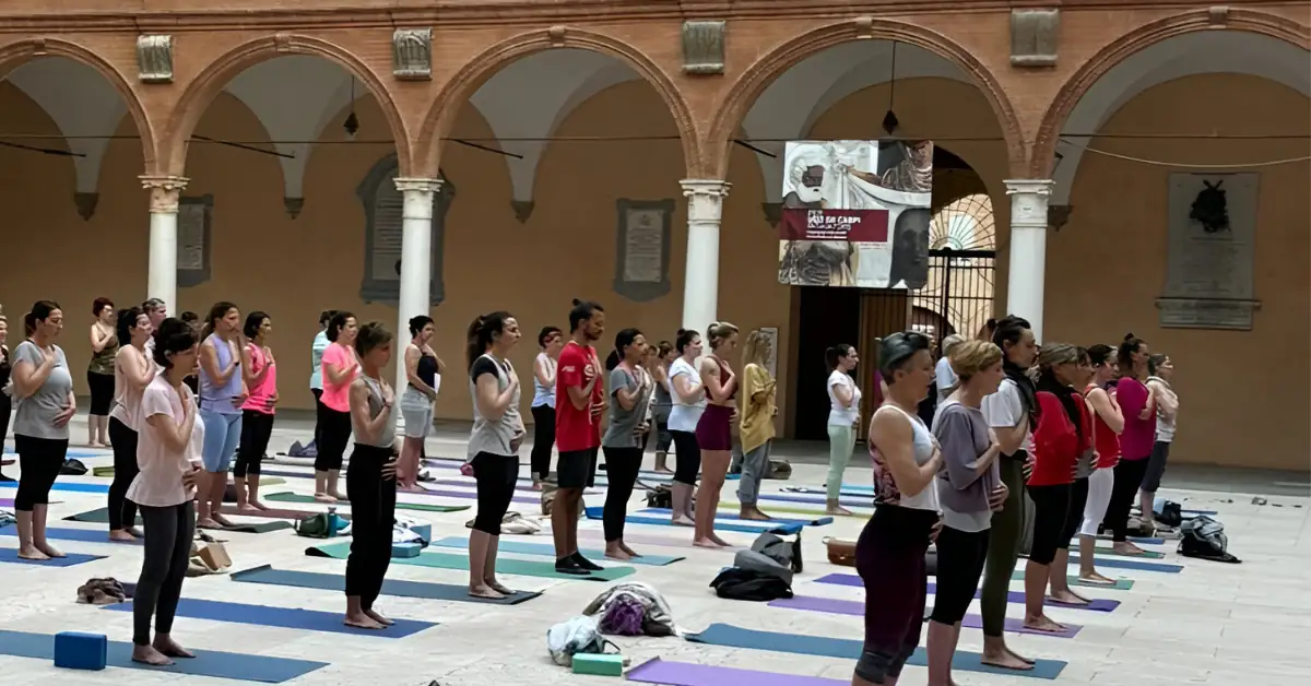 Il solstizio d'estate porta lo yoga nel Cortile d'onore di Palazzo dei Pio: domenica mattina Carpi si sveglia con il respiro