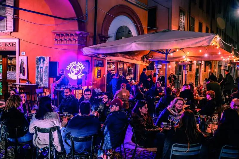 Modena fa le bolle: venticinque anni di Lambruscolonga e un weekend che mescola jazz, vintage e cultura nel cuore della città